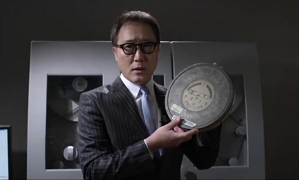 Shiro Sano holding the film of the original 〈Godzilla〉 from 1954